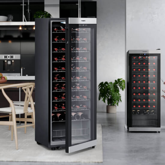 réfrigérateurs à vin sur pied dans une cuisine moderne